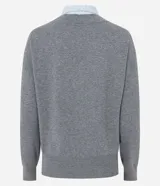 Suéter de punto gris con escote en V y detalle de camisa integrada en color celeste a rayas, con cuello estructurado y lazo frontal. Diseño de corte regular y mangas largas.