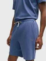 Shorts de hombre color azul con cintura elástica ajustable con cordón.