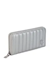 Billetera de dama en símil cuero color negro, de diseño acolchado con costuras verticales que forman relieves y cierre perimetral. Incluye monograma en la esquina inferior y viene con caja de presentación estampada.