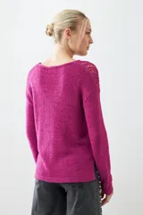 Sweater fucsia de tejido de punto con detalle de cinta calada en el canesú.