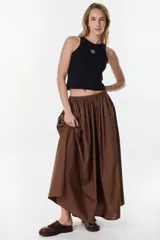 Pantalón largo color marrón, estilo wide leg, de tiro medio con cintura elástica fruncida y bolsillos laterales.