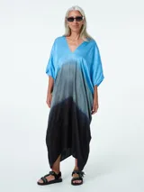 Kaftan largo con escote en V y mangas cortas, con diseño degradado que va del celeste al gris y al negro.