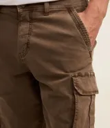 Bermuda cargo de algodón color blanco, con bolsillos laterales y traseros, cierre con botón y cremallera.