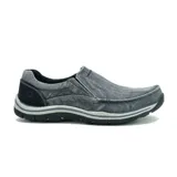 Mocasín Skechers Relaxed Fit Expected Avillo, color gris denim, de lona tejida con efecto deslavado y capas superpuestas de ante. Cuenta con plantilla Skechers Memory Foam, paneles elásticos laterales y suela de goma.