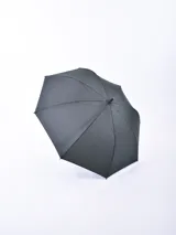 Paraguas negro con varillas metálicas y mango curvo.