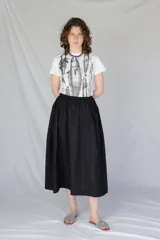 Falda midi azul de paño fino 100% lana, con cintura elastizada y frunces en los lados.