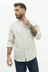 Camisa de lino con cuello mao y fit semi slim.