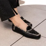 Mocasines marrones de cuero con punta cuadrada y detalle de costuras en color beige.