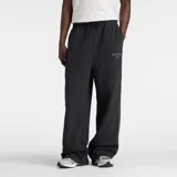 Pantalón de jogging New Balance color negro, de corte holgado y diseño recto. Presenta cintura elástica con cordón ajustable y logo de la marca estampado en la parte superior del muslo izquierdo.