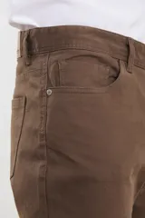 Pantalón de corte recto y estilo clásico, confeccionado en sarga de algodón con elastano. Cuenta con diseño de cinco bolsillos, cierre frontal con botón metálico y costuras reforzadas.