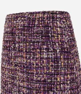 Minifalda de tweed con estampado de cuadros en tonos borgoña, blanco y negro.