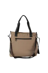 Bolso negro tipo tote de poliamida con doble asa de hombro, bolsillos frontales con cierre y tiradores circulares.