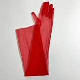 Guantes largos de tul color rojo, confeccionados en tejido semitransparente, de diseño elegante y sofisticado.