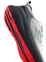 Championes de running Umbro modelo Cirov para hombre, color negro con el logo de la marca en blanco en el lateral y entresuela alta amortiguada.