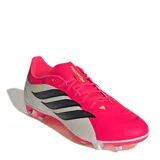 Championes de fútbol Adidas Predator Club para terreno firme, con diseño en color fucsia y blanco, destacando las tres tiras laterales en negro y detalles en amarillo neón.