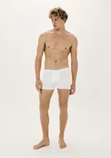Pack de dos calzoncillos tipo bóxer Hering, uno negro y otro blanco, confeccionados en tejido suave con cintura elástica con el logo de la marca grabado.