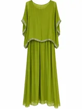 Vestido largo verde pistacho de gasa, con diseño de doble capa y detalles de pedrería brillante en los bordes de la capa superior y las mangas.