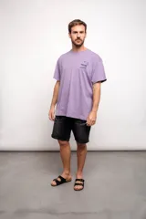 Remera violeta de corte holgado con estampado en el pecho que dice "Focus The Young Community".