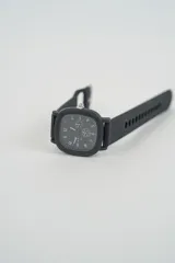 Reloj analógico con caja cuadrada blanca y correa de silicona blanca. La esfera es blanca con números negros y manecillas negras.