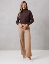 Pantalon de corte wide leg y tiro alto, con cintura estructurada, pasadores para cinturon y cierre frontal con gancho. Presenta bolsillos laterales de ojal y bolsillos traseros simulados, confeccionado en un tejido con caida fluida.