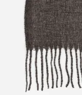 Bufanda de tejido suave con diseño de franjas en los extremos y terminación con flecos.