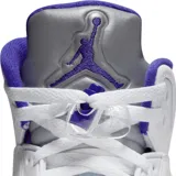 Zapatillas de básquet Nike Air Jordan 5 Retro, color blanco con detalles en negro y violeta. Inspiradas en los aviones de combate de la Segunda Guerra Mundial, con diseño de dientes de tiburón en la entresuela y suela exterior transparente.