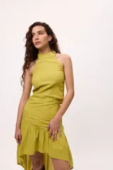 Top rojo con cuello halter y detalle de tablas.