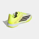 Championes de fútbol Adidas F50 League para césped artificial, con exterior Fiberskin y diseño en color amarillo neón con detalles en blanco y negro. Presentan suela de caucho con tracción optimizada y mediasuela de EVA para mayor amortiguación.