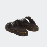 Sandalias Dr. Martens Josef Analine de cuero negro con dos tiras ajustables con hebilla metálica, plantilla de gamuza y suela acanalada con las características costuras amarillas de la marca.