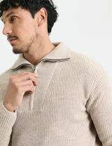 Remera de punto inglés de manga larga, color marrón, con medio cierre metálico y cuello en punto canalé.