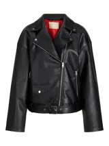 Campera estilo biker de cuero sintético negro con solapas anchas, cierre frontal cruzado, bolsillos con cremallera y cinturón ajustable en el dobladillo inferior.