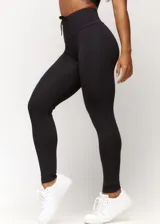 Calza deportiva roja de tiro alto con cordón ajustable en la cintura y logo estampado en la pierna.