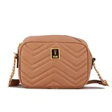 Cartera bandolera Vizzano de diseño rectangular, color tostado con costuras matelaseadas en chevron. Cuenta con cierre superior y correa combinada de material sintético y cadena metálica dorada, con detalle de placa metálica con el logo de la marca en el frente.