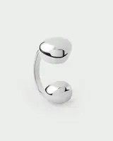 Anillo abierto de plata con dos esferas en los extremos.