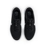Championes de running Nike Revolution 7, color negro con detalles en blanco, con capellada de malla transpirable y suela de goma.