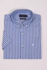 Camisa de manga corta Brooksfield con estampado de rayas verticales en azul y blanco. Presenta cuello con botones, cierre frontal con botones y un bolsillo en el pecho con el logo de la marca bordado.