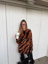 Buzo de peluche con estampado animal print de leopardo, de corte oversize, cuello redondo y mangas largas.