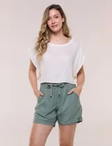 Short verde militar de lino y rayón, con calce relajado, cintura elastizada con cordón de ajuste y bolsillos diagonales.