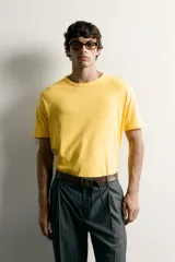 Camiseta regular fit color amarillo, con efecto lavado, cuello redondo y manga corta.