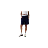 Short azul marino de Eme Studios, con cintura elástica con cordón ajustable, bolsillos laterales con cierre y líneas laterales en contraste. Presenta el logo de la marca bordado en la pierna izquierda.