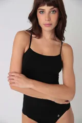 Body de microfibra negro con breteles finos y diseño sin costuras, confeccionado en tejido elástico que se adapta al cuerpo.