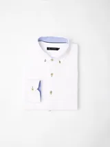 Camisa de corte regular confeccionada en tejido oxford, color azul claro. Presenta cuello con botones, cierre frontal abotonado, mangas largas con puños y un bolsillo frontal en el pecho.
