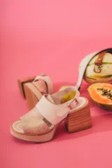 Sandalias de cuero color marrón con plataforma de madera, punta descubierta y tira trasera con hebilla.