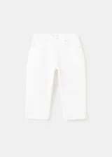 Pantalón de jean blanco estilo capri, con silueta slim y tiro regular, de corte ajustado y diseño clásico.
