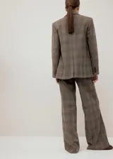 Pantalón de vestir marrón con patrón de cuadros sutiles, de corte recto y perneras amplias.