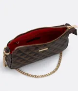 Bolso bandolera rectangular de poliuretano color marrón con estampado de triángulos y correa de cadena dorada.