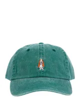 Gorra clásica de algodón orgánico con efecto lavado en color verde, con bordado frontal de un perro basset hound.