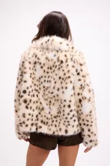 Tapado corto de piel sintética con estampado animal print tipo leopardo, de corte holgado, solapas amplias y bolsillos laterales.