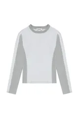 Remera de manga larga color blanco melange, con cuello redondo y diseño acanalado rib 2x2. Presenta un fit ajustado que acompaña la silueta.