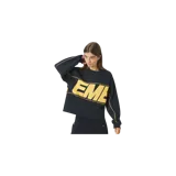 Remera de manga larga de Eme Studios color azul marino, con cuello redondo y diseño gráfico frontal con la palabra "EME" en color amarillo enmarcada por líneas diagonales amarillas que continúan en las mangas.